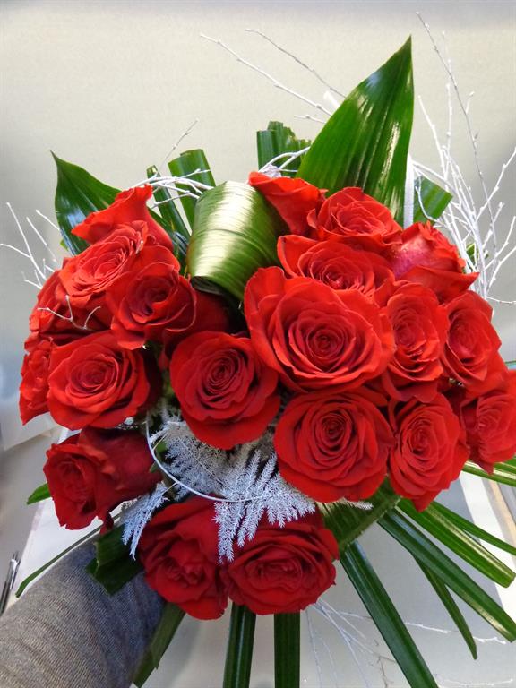 Kulatá kytička z červených růží s podložkou z bílých březových větví...