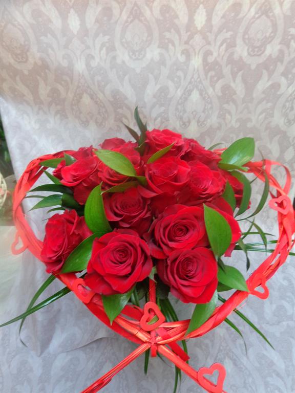 Kytice červených růží uvázaná ve tvaru srdíčka, Květinářství Mirka Třebíč