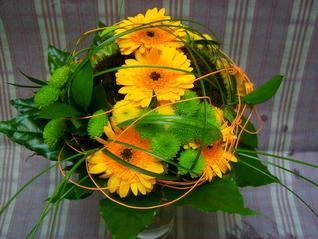 Kulatá kytice ze slunečnic, gerberek, zelených santinek