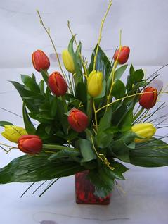 Kytice ze žlutých a červených tulipánů