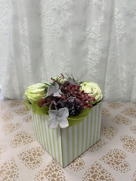 Flower box zeleno-bílé proužky s umělými květy
