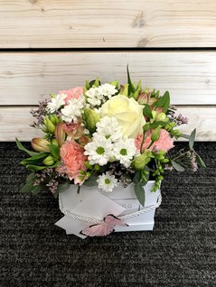Vypichovaný flower box v bílo-růžových odstínech