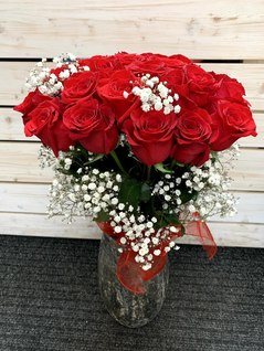Kytice červených růží s gypsofilou