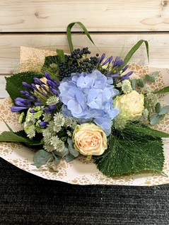 Kulatá kytice z modré hortenzie v dárkovém papíru