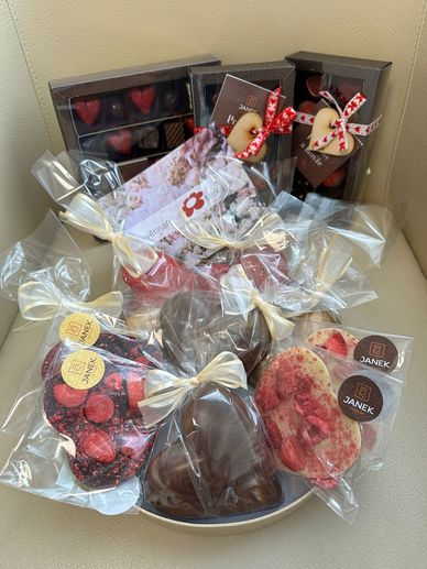 Valentýnské dárky, čokolády a srdíčka Janek. Květinářství Mirka Třebíč 